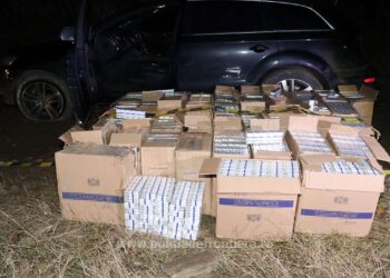 FOTO Urmărire pe raza localității Straja, după un Audi Q7 burdușit cu aproape 20.000 de pachete cu țigări de contrabandă