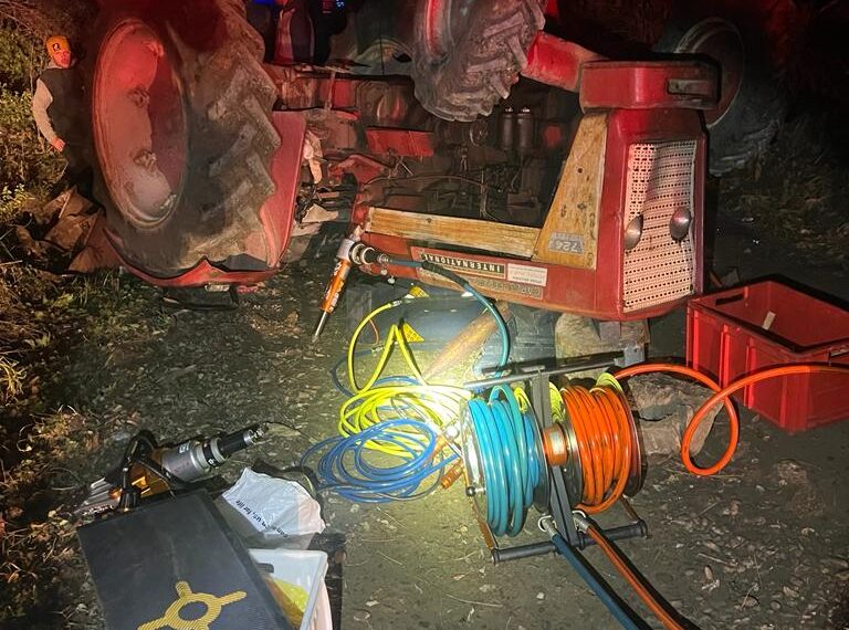 FOTO Un tractor s-a răsturnat pe un teren agricol din comuna Vulturești. O persoană a rămas prinsă sub utilaj, iar alta a sărit din mers