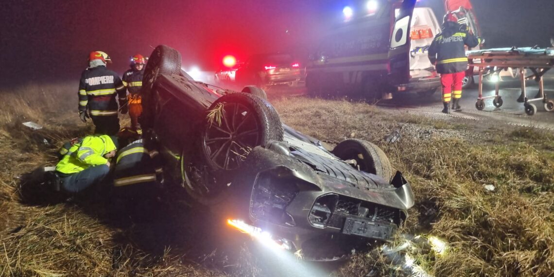 Un autoturism s-a răsturnat în afara șoselei de centură a Rădăuțiului. O persoană a rămas încarcerată