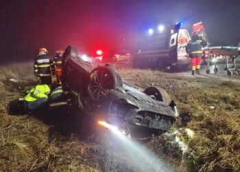 Un autoturism s-a răsturnat în afara șoselei de centură a Rădăuțiului. O persoană a rămas încarcerată