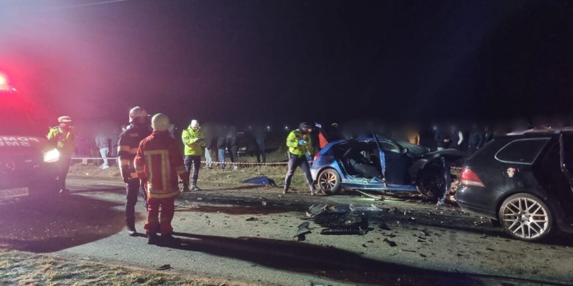 FOTO Grav accident rutier între localitățile Dumbrăveni și Bursuceni. Patru persoane au fost găsite în stare de inconștiență. Una dintre victime a fost declarată decedată, iar pentru alte două persoane se aplică manevre de resuscitare