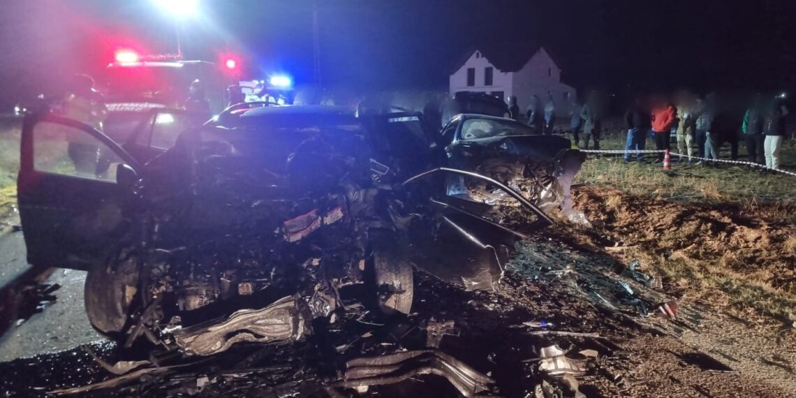 FOTO Grav accident rutier între localitățile Dumbrăveni și Bursuceni. Patru persoane au fost găsite în stare de inconștiență. Una dintre victime a fost declarată decedată, iar pentru alte două persoane se aplică manevre de resuscitare