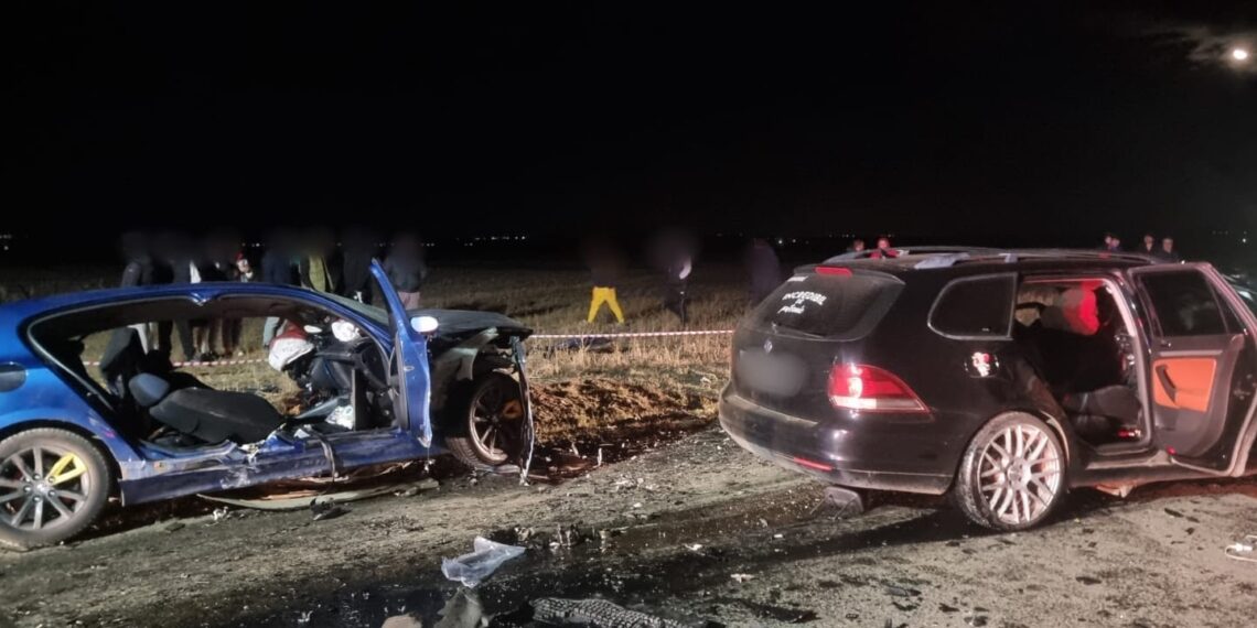 FOTO Grav accident rutier între localitățile Dumbrăveni și Bursuceni. Patru persoane au fost găsite în stare de inconștiență. Una dintre victime a fost declarată decedată, iar pentru alte două persoane se aplică manevre de resuscitare