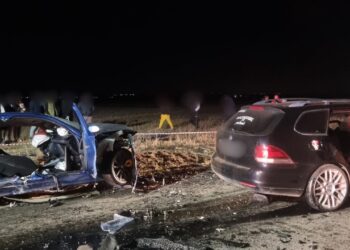 FOTO Grav accident rutier între localitățile Dumbrăveni și Bursuceni. Patru persoane au fost găsite în stare de inconștiență. Una dintre victime a fost declarată decedată, iar pentru alte două persoane se aplică manevre de resuscitare