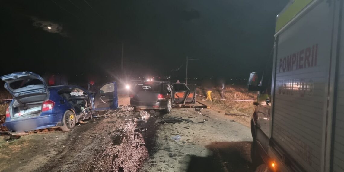 FOTO Grav accident rutier între localitățile Dumbrăveni și Bursuceni. Patru persoane au fost găsite în stare de inconștiență. Una dintre victime a fost declarată decedată, iar pentru alte două persoane se aplică manevre de resuscitare