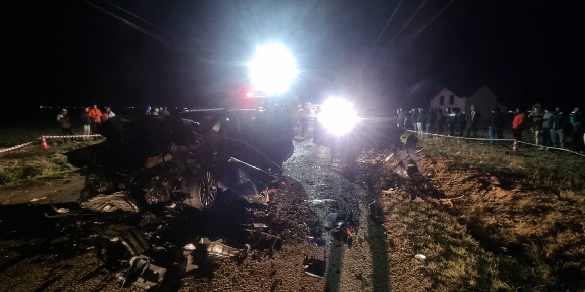 FOTO Grav accident rutier între localitățile Dumbrăveni și Bursuceni. Patru persoane au fost găsite în stare de inconștiență. Una dintre victime a fost declarată decedată, iar pentru alte două persoane se aplică manevre de resuscitare