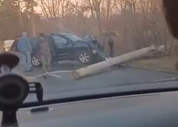 VIDEO Accidente pe bandă rulantă în zona Grupului Școlar din Suceava. O tânără de 26 de ani a pus un stâlp la pământ
