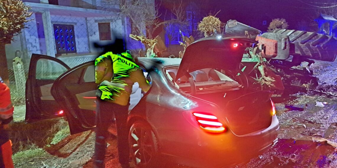 FOTO Accident mortal pe raza localității Arbore, între un autoturism și un utilaj agricol