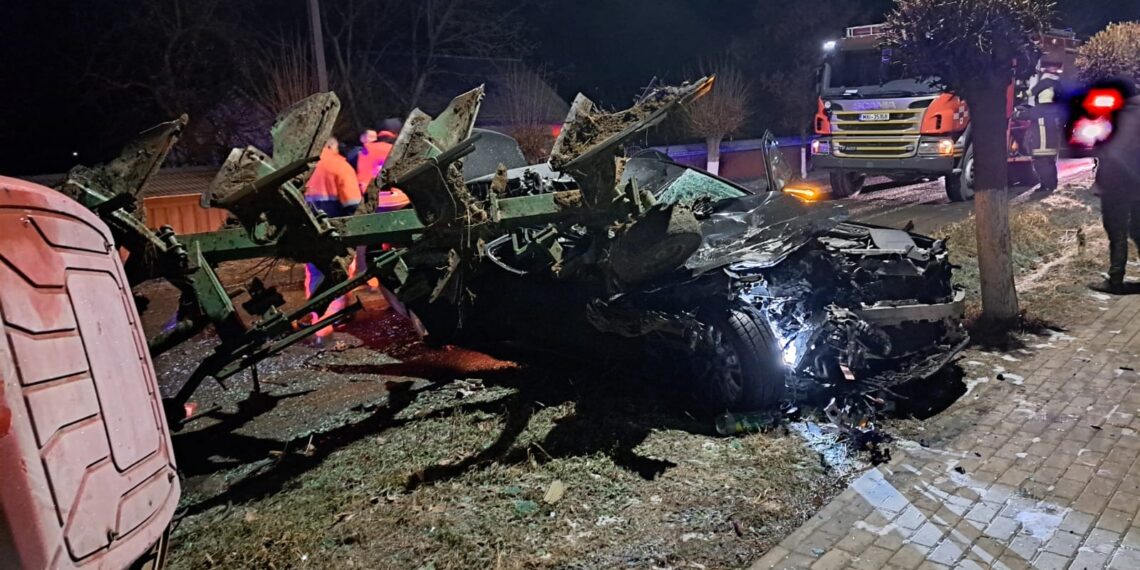 FOTO Accident mortal pe raza localității Arbore, între un autoturism și un utilaj agricol