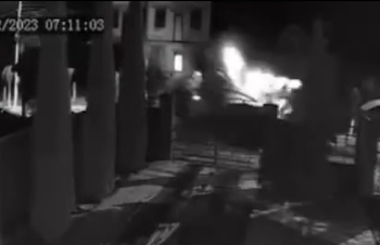 VIDEO cu momentul producerii tragicului accident rutier de pe raza localității Arbore, unde un autoturism s-a înfipt în plugul atașat de un tractor. Un bărbat a murit, iar alte două persoane au fost transportate la spital