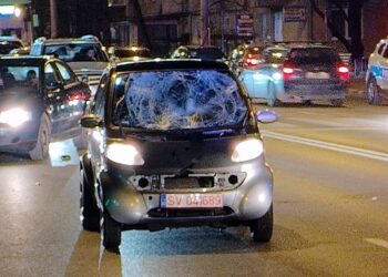 FOTO Grav accident rutier, în zona Policlinicii Areni din Suceava. Doi adolescenți au fost acroșați de un Smart. O tânără de 16 ani este în stare de inconștiență