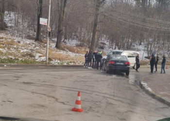FOTO Accident rutier produs în zona Brădet, din cauza unui șofer ce utiliza telefonul mobil. Doi minori au fost răniți