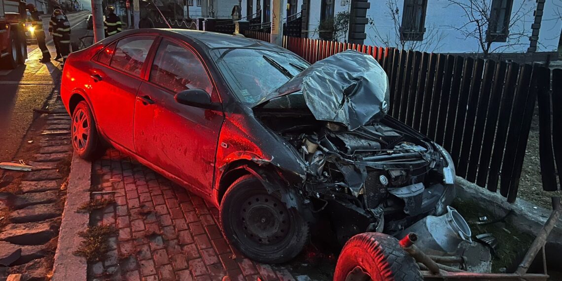 FOTO Accident rutier între un autoturism și o căruță, pe raza localității Bucșoaia. Calul a murit, iar căruțașul a fost transportat la UPU Suceava