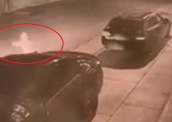 VIDEO O copilă de 5 ani a fost lovită puternic de un autoturism, pe raza orașului Cajvana. Micuța a fost proiectată la câțiva metri distanță, după ce a sărit în fața mașinii