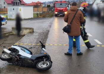 FOTO Accident rutier între un moped și un autoturism, pe raza localității Calafindești. Conducătorul mopedului se află în stare de inconștiență