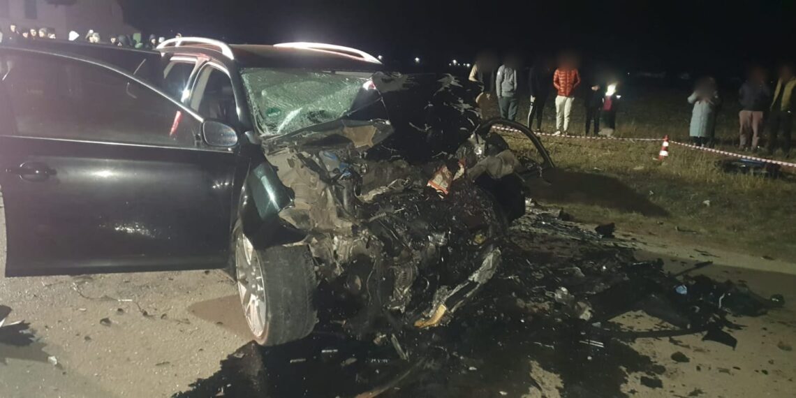 FOTO Grav accident rutier între localitățile Dumbrăveni și Bursuceni. Patru persoane au fost găsite în stare de inconștiență. Una dintre victime a fost declarată decedată, iar pentru alte două persoane se aplică manevre de resuscitare