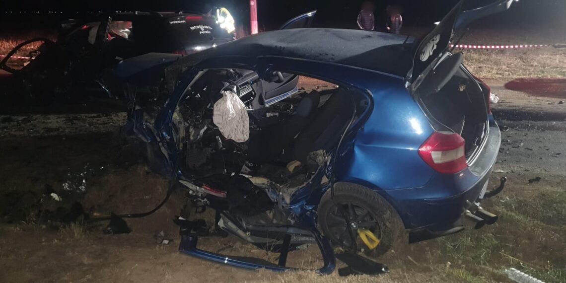 FOTO Grav accident rutier între localitățile Dumbrăveni și Bursuceni. Patru persoane au fost găsite în stare de inconștiență. Una dintre victime a fost declarată decedată, iar pentru alte două persoane se aplică manevre de resuscitare