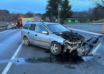 FOTO Accident rutier în localitatea Ilișești, produs de un șofer beat ce s-a izbit cu mașina în acostamentul betonat de pe marginea drumului. Trei persoane au fost rănite