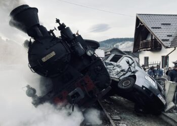FOTO Locomotiva Mocăniței de la Moldovița a fost scoasă de pe șine, după ce a acroșat un autoturism cu numere de Botoșani, ce nu i-a acordat prioritate. Șoferul autoturismului a rămas pieton