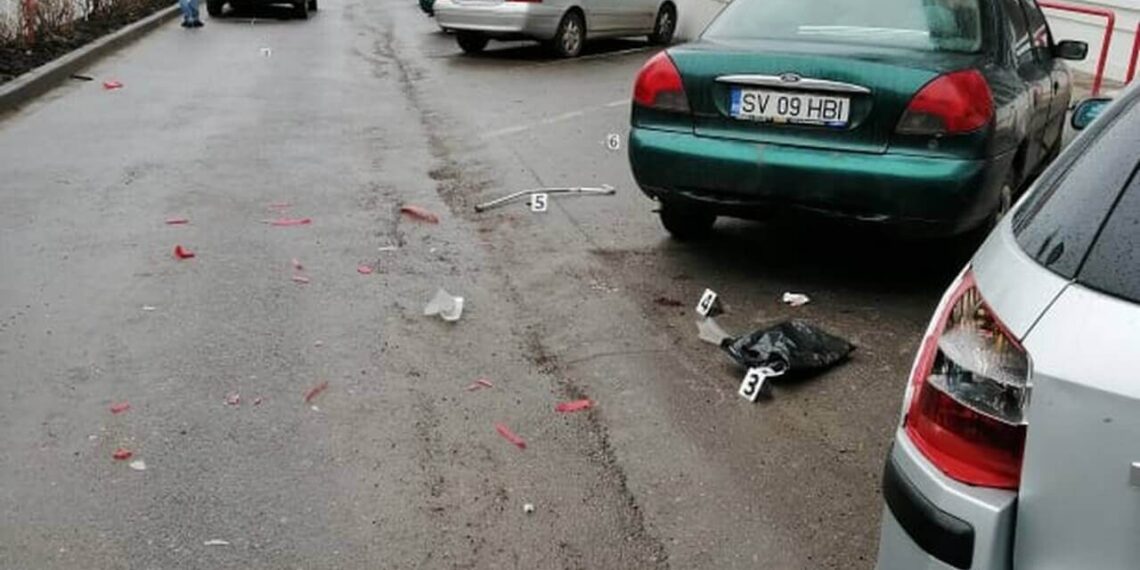 FOTO Un tânăr a fost condamnat la doi ani de închisoare cu suspendare, pentru că a omorât un bătrân cu afecțiuni auditive, pe o stradă din Fălticeni, lovindu-l cu mașina. Șoferul începător a preferat să claxoneze, în loc să frâneze