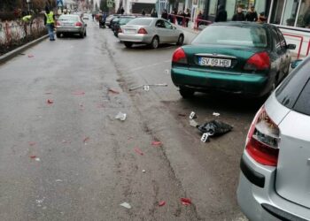 FOTO Un tânăr a fost condamnat la doi ani de închisoare cu suspendare, pentru că a omorât un bătrân cu afecțiuni auditive, pe o stradă din Fălticeni, lovindu-l cu mașina. Șoferul începător a preferat să claxoneze, în loc să frâneze