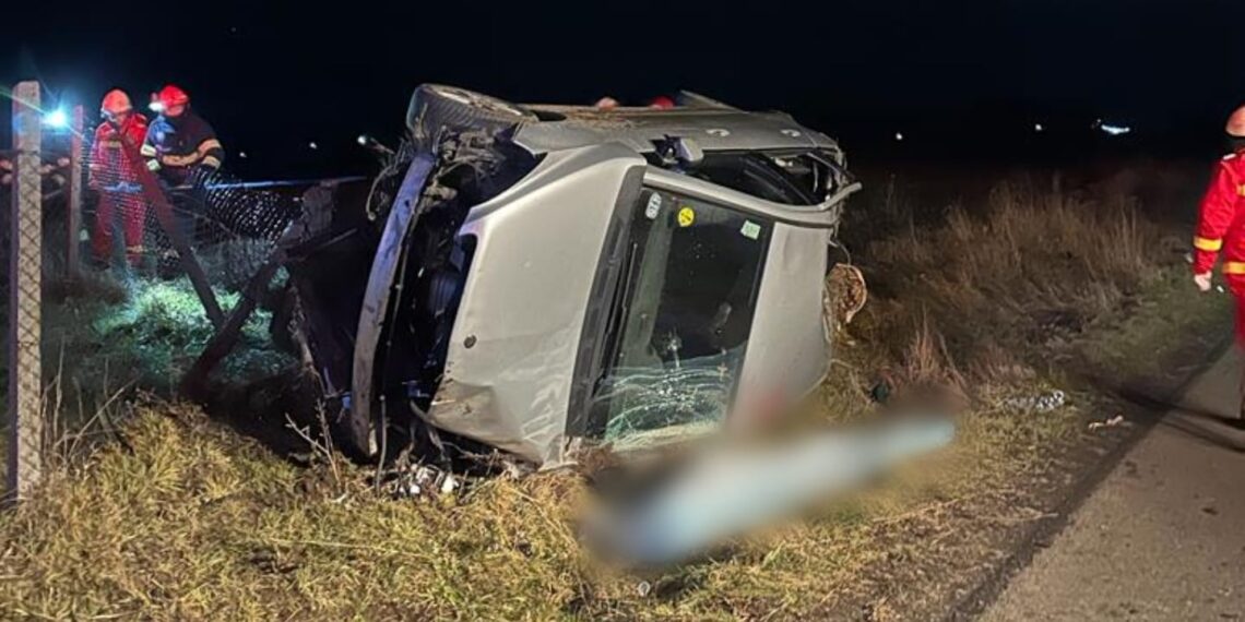 FOTO Un autoturism s-a răsturnat pe raza localității Petia. Un tânăr de 19 ani a fost găsit mort, în exteriorul mașinii