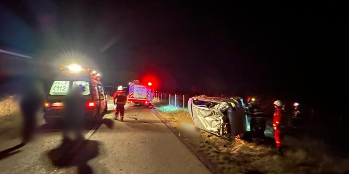 FOTO Un autoturism s-a răsturnat pe raza localității Petia. Un tânăr de 19 ani a fost găsit mort, în exteriorul mașinii