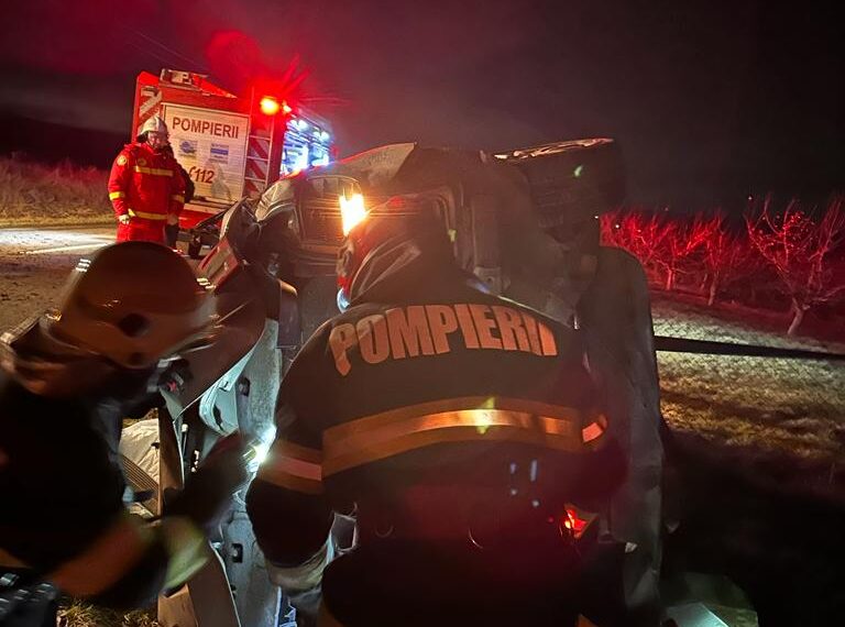 FOTO Un autoturism s-a răsturnat pe raza localității Petia. Un tânăr de 19 ani a fost găsit mort, în exteriorul mașinii