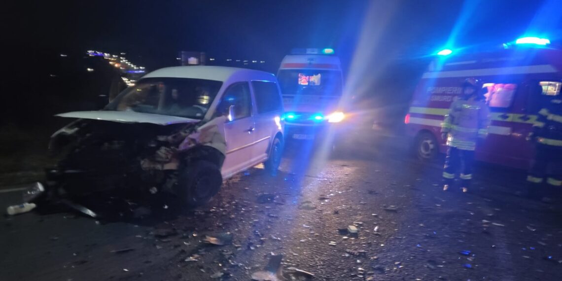 FOTO Două autovehicule au fost implicare într-un accident rutier, pe raza localității Plopeni. Două persoane au fost rănite