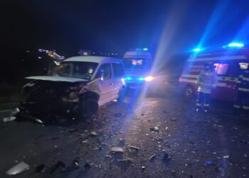 FOTO Două autovehicule au fost implicare într-un accident rutier, pe raza localității Plopeni. Două persoane au fost rănite