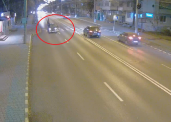 Video cu momentul în care un botoșănean beat lovește cu un Smart doi adolescenți pe trecerea de pietoni din zona Policlinicii Areni