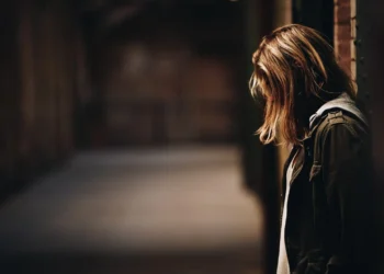 Închisoare cu suspendare pentru un sucevean care a întreținut raporturi sexuale cu o minoră, fiica unei colege de serviciu a mamei acestuia. Individul a amenințat-o pe tânără că va publica pe internet poze cu ea dezbrăcată. Din relația celor doi a rezultat o fetiță: ”S-ar putea să se mute din România sau să prigătesc ciocanul și acelea 4 cuie”