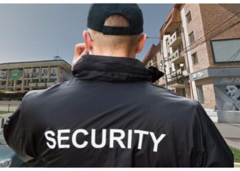 Agent de pază, condamnat la închisoare cu suspendare, pentru că l-a bătut pe un individ căruia nu i-a permis să intre într-un club din centrul Sucevei pe motiv că era îmbrăcat în trening. Agresorul și-a lăsat victima lată pe jos, într-o baltă de sânge, cu dinții rupți și mandibula fracturată