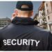 Agent de pază, condamnat la închisoare cu suspendare, pentru că l-a bătut pe un individ căruia nu i-a permis să intre într-un club din centrul Sucevei pe motiv că era îmbrăcat în trening. Agresorul și-a lăsat victima lată pe jos, într-o baltă de sânge, cu dinții rupți și mandibula fracturată