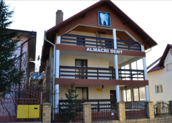 Un fals stomatolog din Suceava, de la clinica ”Almacri Dent”, a fost condamnat la doi ani de închisoare cu suspendare, după ce a înșelat zeci de persoane. Femeia a folosit tehnica inhalosedării asupra mai multor copii