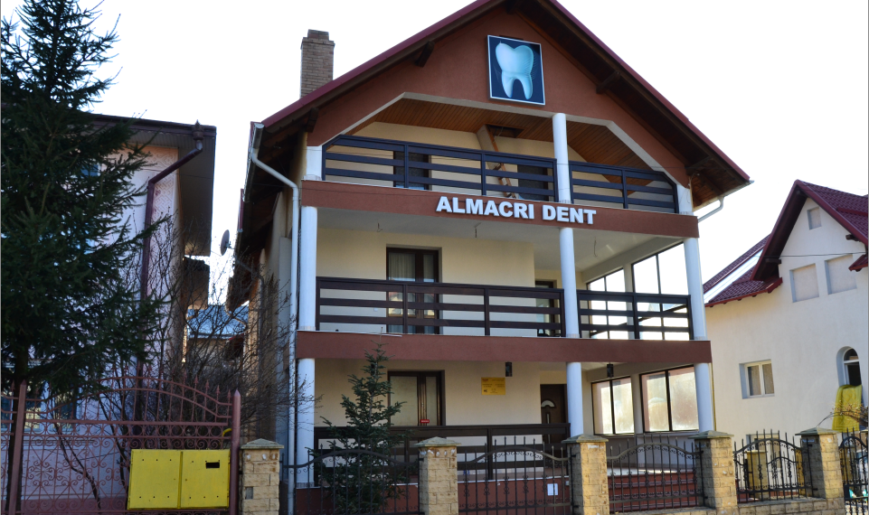 Un fals stomatolog din Suceava, de la clinica ”Almacri Dent”, a fost condamnat la doi ani de închisoare cu suspendare, după ce a înșelat zeci de persoane. Femeia a folosit tehnica inhalosedării asupra mai multor copii
