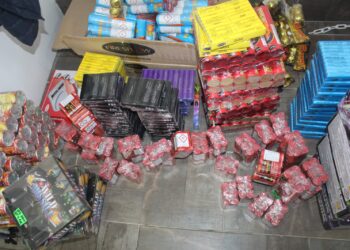 FOTO Polițiștii suceveni au confiscat peste 65 de kilograme de articole pirotehnice, deținute ilegal la punctul de lucru al unei firme din Vatra Dornei