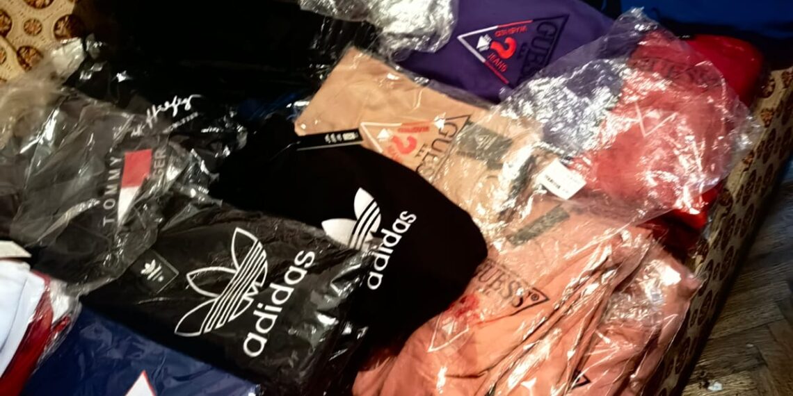 FOTO Polițiștii au confiscat articole vestimentare și încălțăminte fake, în valoare de aproape 300.000 de lei, după o percheziție domiciliară efectuată în Sucevița