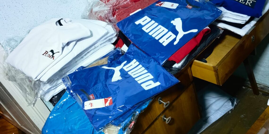 FOTO Polițiștii au confiscat articole vestimentare și încălțăminte fake, în valoare de aproape 300.000 de lei, după o percheziție domiciliară efectuată în Sucevița