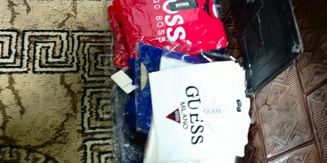 FOTO Polițiștii au confiscat articole vestimentare și încălțăminte fake, în valoare de aproape 300.000 de lei, după o percheziție domiciliară efectuată în Sucevița