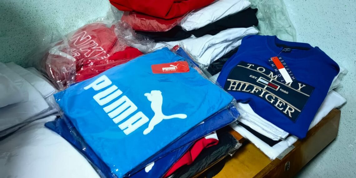 FOTO Polițiștii au confiscat articole vestimentare și încălțăminte fake, în valoare de aproape 300.000 de lei, după o percheziție domiciliară efectuată în Sucevița
