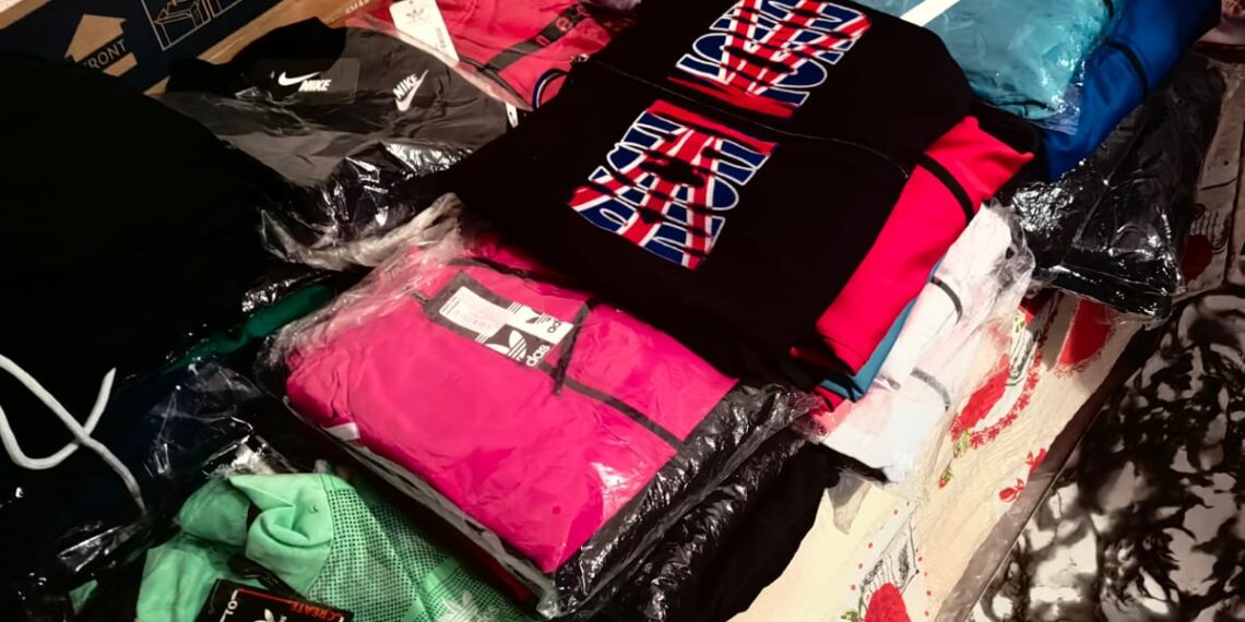 FOTO Polițiștii au confiscat articole vestimentare și încălțăminte fake, în valoare de aproape 300.000 de lei, după o percheziție domiciliară efectuată în Sucevița