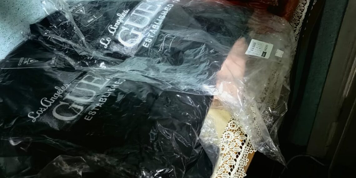 FOTO Polițiștii au confiscat articole vestimentare și încălțăminte fake, în valoare de aproape 300.000 de lei, după o percheziție domiciliară efectuată în Sucevița