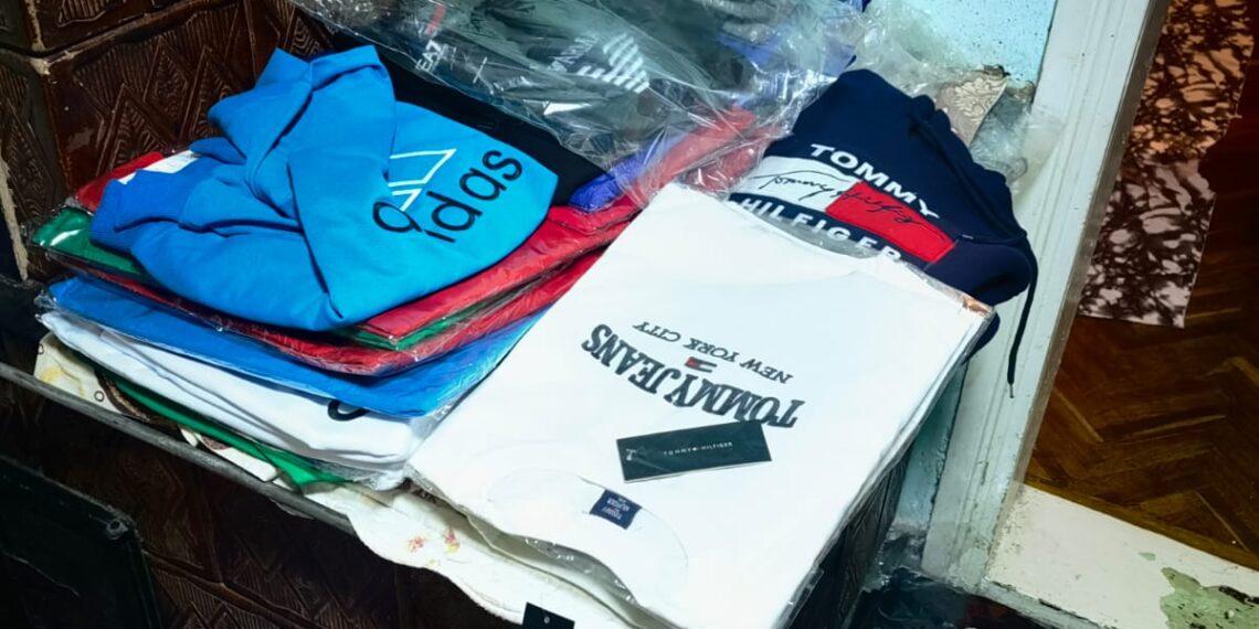 FOTO Polițiștii au confiscat articole vestimentare și încălțăminte fake, în valoare de aproape 300.000 de lei, după o percheziție domiciliară efectuată în Sucevița