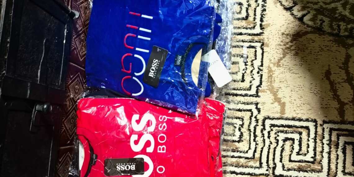 FOTO Polițiștii au confiscat articole vestimentare și încălțăminte fake, în valoare de aproape 300.000 de lei, după o percheziție domiciliară efectuată în Sucevița