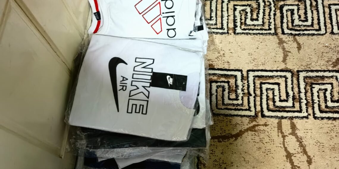 FOTO Polițiștii au confiscat articole vestimentare și încălțăminte fake, în valoare de aproape 300.000 de lei, după o percheziție domiciliară efectuată în Sucevița