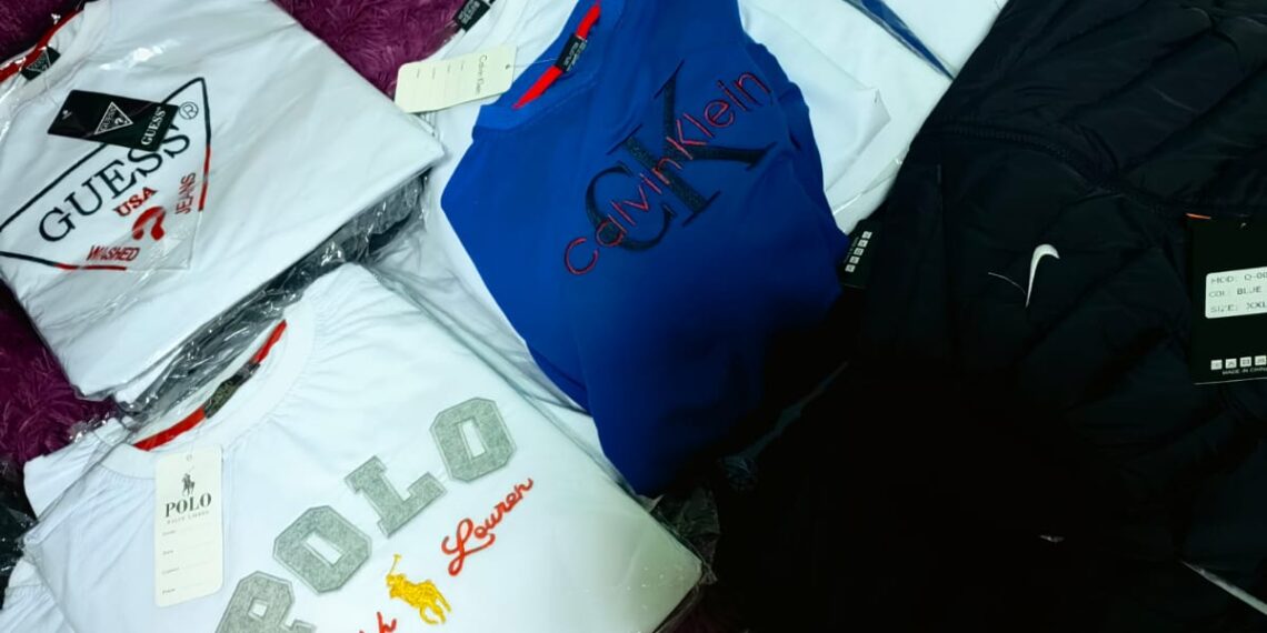 FOTO Polițiștii au confiscat articole vestimentare și încălțăminte fake, în valoare de aproape 300.000 de lei, după o percheziție domiciliară efectuată în Sucevița
