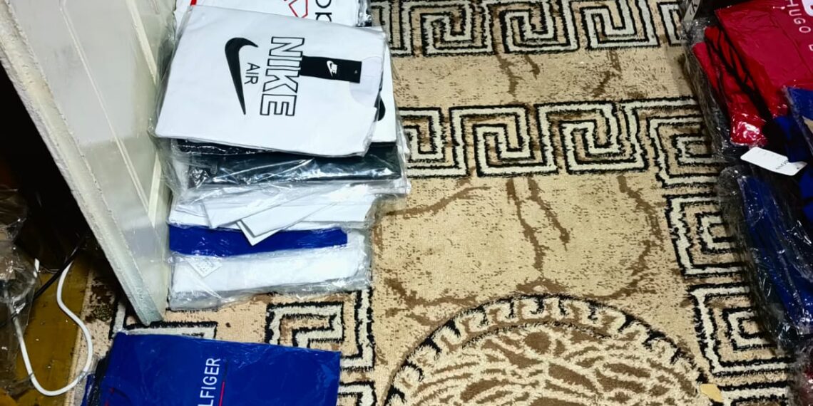 FOTO Polițiștii au confiscat articole vestimentare și încălțăminte fake, în valoare de aproape 300.000 de lei, după o percheziție domiciliară efectuată în Sucevița