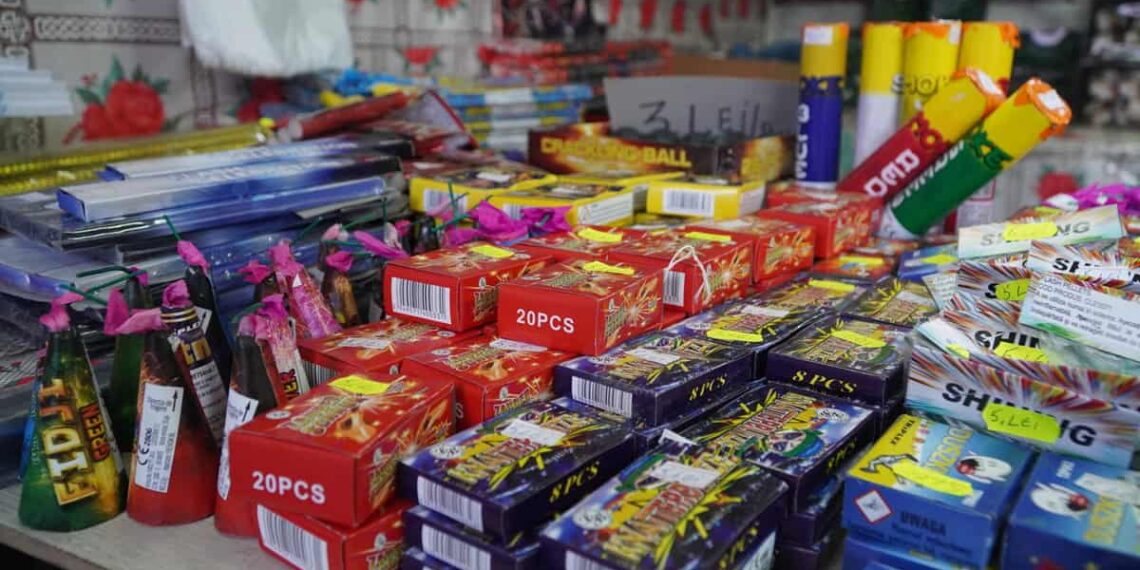 Polițiștii l-au lăsat fără peste 170 de kilograme de articole pirotehnice pe un comerciant ce-și desfășoară activitatea în interiorul Shopping City Suceava