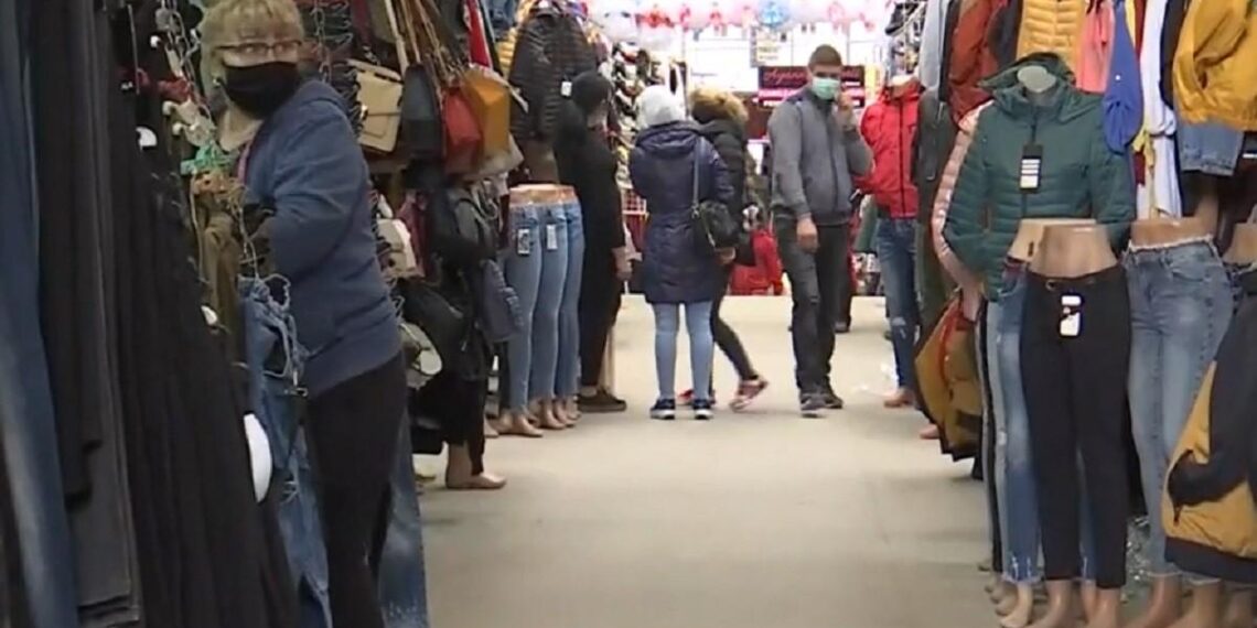 Atenție la hoții care își fac veacul în Bazarul din Suceava. Unui bărbat i-au furat portofelul din borsetă